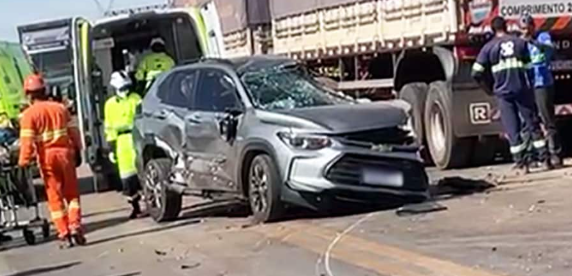 Acidente entre carretas e carro interdita BR-163 em Nova Mutum